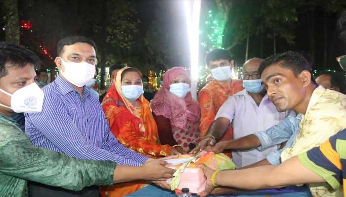 শুভেচ্ছা উপহার নিয়ে পূজামণ্ডপ পরিদর্শনে মেয়র টিটু