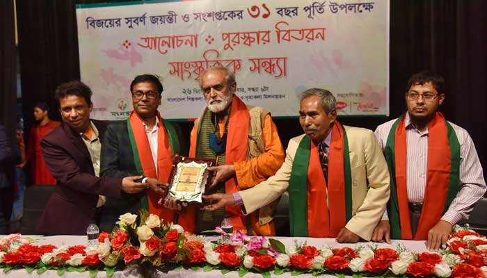 ভ্রমণ সাহিত্যে সংশপ্তক পদক পেলেন উদয় হাকিম