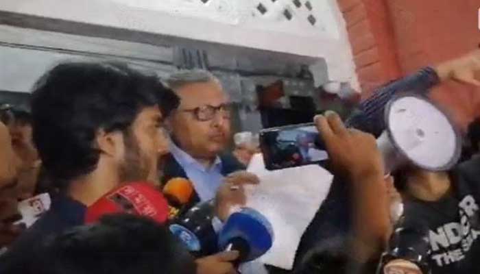 ক্যাম্পাসে এসে শিক্ষার্থীদের তোপের মুখে বুয়েট উপাচার্য ক্যাম্পাসে এসে শিক্ষার্থীদের তোপের মুখে বুয়েট উপাচার্য