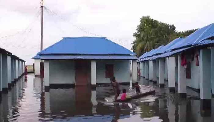 বিলের মধ্যে প্রধানমন্ত্রীর উপহারের ঘর, পানিতে হাবুডুবু বাসিন্দারা