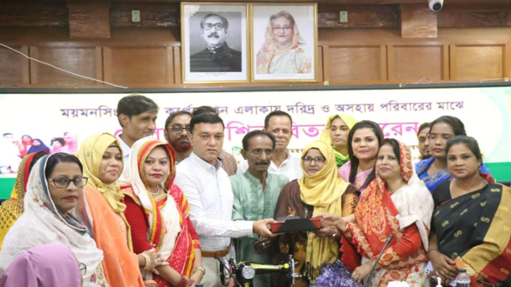 আত্মকর্মসংস্থানে ৯০ জন মহিলাকে সেলাই মেশিন দিলেন মেয়র টিটু আত্মকর্মসংস্থানে ৯০ জন মহিলাকে সেলাই মেশিন দিলেন মেয়র টিটু