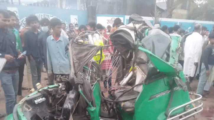 বাসের চাপায় অটোরিকশা দুমড়েমুচড়ে পাঁচজন নিহত, আশঙ্কাজনক ২ বাসের চাপায় অটোরিকশা দুমড়েমুচড়ে পাঁচজন নিহত, আশঙ্কাজনক ২