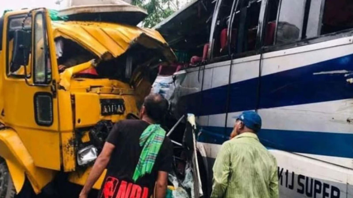 পাবনায় বাস-ট্রাক সংঘর্ষে নিহত ৩ : আহত অন্তত ১০