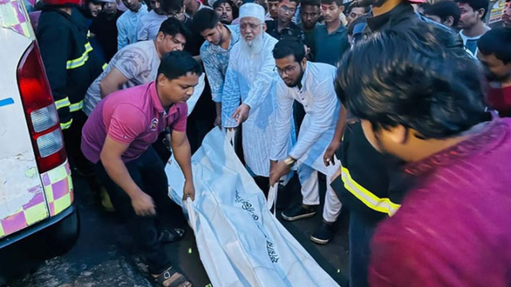 লোহাগাড়ায় ট্রাকচাপায় প্রাণ গেল মামা ও দুই ভাগনের‎
