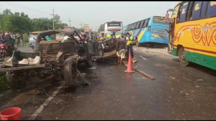ঢাকা-মাওয়া এক্সপ্রেসওয়েতে পিকআপের পেছনে বাসের ধাক্কা, নিহত ১
