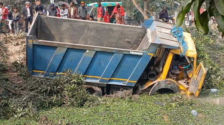 নওগাঁয় ডাম্প ট্রাকের চাপায় ৪ জন নিহত