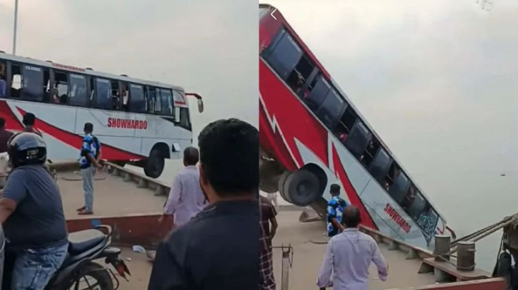 দৌলতদিয়ায় নদীতে পড়ে গেছে যাত্রীবাহী বাস, বহু হতাহতের শঙ্কা