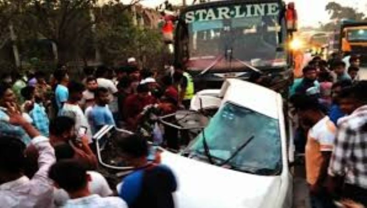 প্রাইভেটকারে বাসের ধাক্কা : এক পরিবারের চারজনসহ নিহত ৫