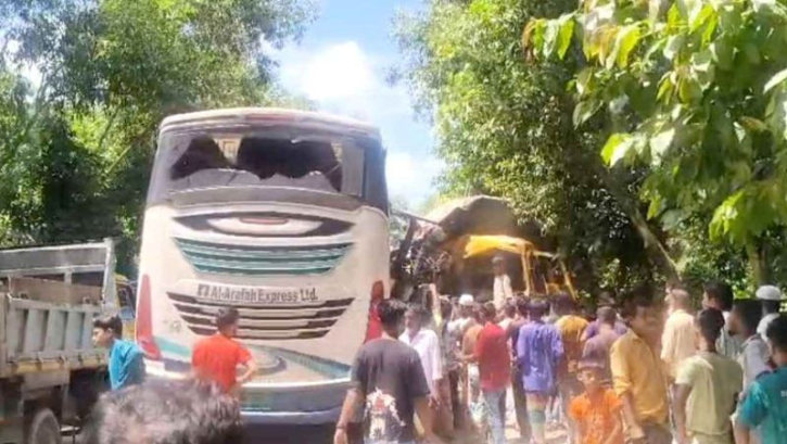 চাঁদপুরে বাস-ট্রাক সংঘর্ষে নিহত ৪, আহত ১৫