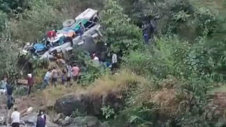 ভারতে নিয়ন্ত্রণ হারিয়ে ২০০ মিটার গভীর খাদে বাস, নিহত ৩৬ ভারতে নিয়ন্ত্রণ হারিয়ে ২০০ মিটার গভীর খাদে বাস, নিহত ৩৬