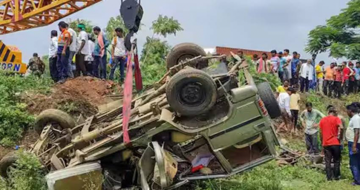 ছিটকে খাদে পড়ল গাড়ি : ৪ ভারতীয় সেনা নিহত ছিটকে খাদে পড়ল গাড়ি : ৪ ভারতীয় সেনা নিহত