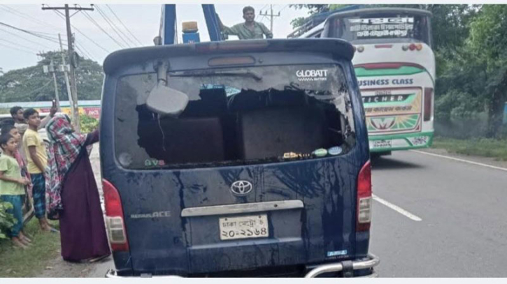 নোয়াখালীতে নিয়ন্ত্রণ হারিয়ে মাইক্রোবাস খালে, নিহত ৭