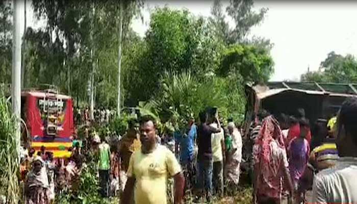 ঠাকুরগাঁওয়ে ২ বাসের সংঘর্ষে নিহত ৩ : আহত ২২