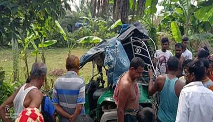 যশোর বেনাপোল এক্সপ্রেস ট্রেনের ধাক্কায় শিক্ষার্থীসহ আহত ৬