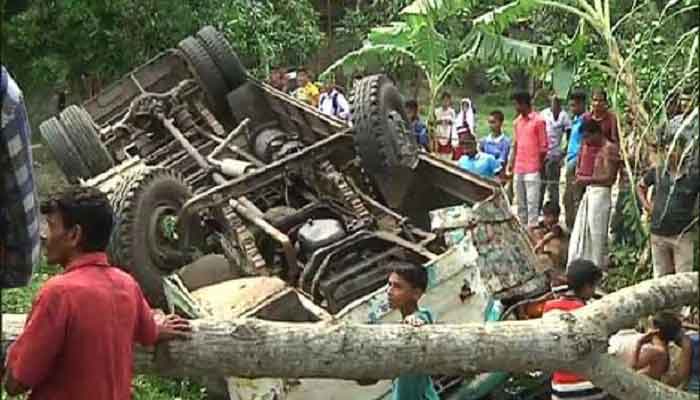 গোপালগঞ্জে সড়ক দুর্ঘটনায় নিহত ৩, আহত ১২ গোপালগঞ্জে সড়ক দুর্ঘটনায় নিহত ৩, আহত ১২