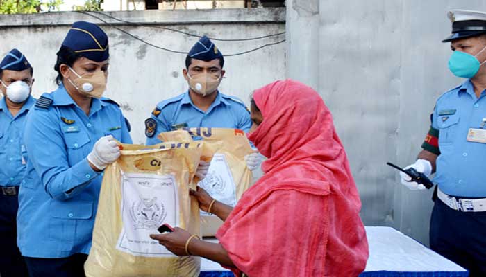 বিমান বাহিনী মহিলা কল্যাণ সমিতির ত্রাণসামগ্রী বিতরণ