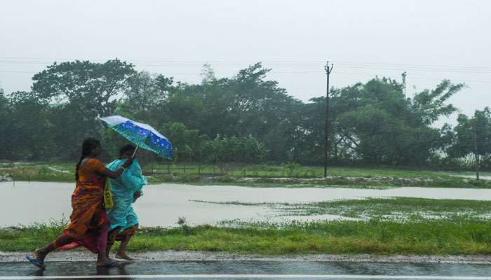 বাংলাদেশ উপকূল অতিক্রম শুরু করেছে আম্ফান