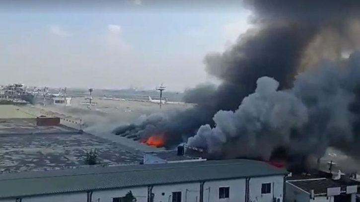 শাহজালাল বিমানবন্দরের কার্গো সেকশনে আগুন শাহজালাল বিমানবন্দরের কার্গো সেকশনে আগুন