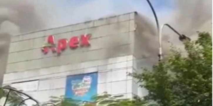 ধানমন্ডি এপেক্সের শোরুমে আগুন