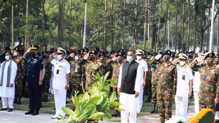 পিলখানা ট্র্যাজেডি : শহিদ সেনাদের প্রতি শ্রদ্ধা নিবেদন