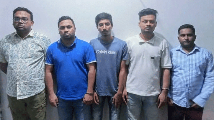 সাবেক স্বাস্থ্যমন্ত্রীর বাসা থেকে ছাত্রলীগ-যুবলীগের ৫ নেতা গ্রেপ্তার সাবেক স্বাস্থ্যমন্ত্রীর বাসা থেকে ছাত্রলীগ-যুবলীগের ৫ নেতা গ্রেপ্তার