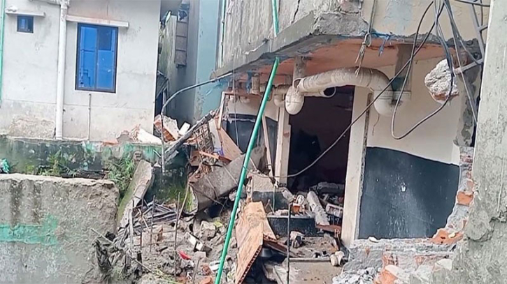 আশুলিয়ায় গ্যাস লিকেজ থেকে বিস্ফোরণে ভবন ধস, দগ্ধ ৪ আশুলিয়ায় গ্যাস লিকেজ থেকে বিস্ফোরণে ভবন ধস, দগ্ধ ৪