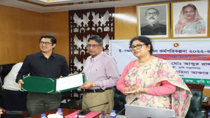 জিপিএফ লোন সহজিকরণ করায় শেখ হাফিজকে পুরষ্কৃত করলেন কৃষিমন্ত্রী জিপিএফ লোন সহজিকরণ করায় শেখ হাফিজকে পুরষ্কৃত করলেন কৃষিমন্ত্রী