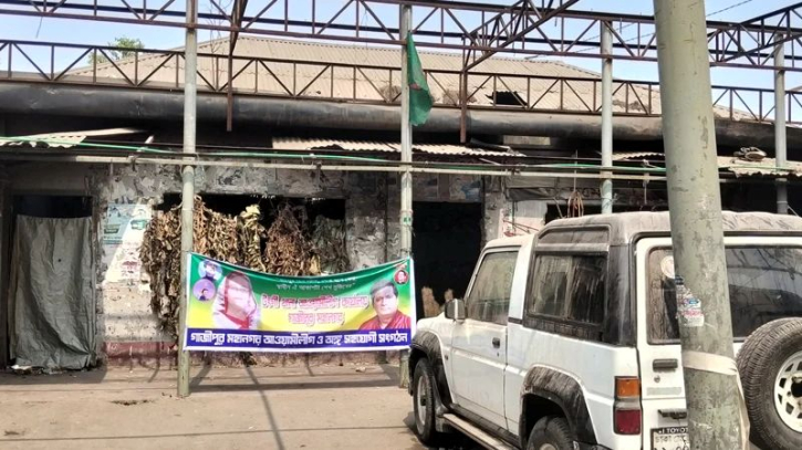 টঙ্গী‌তে পরিত্যক্ত আ’লী‌গ অফিসে ব্যানার ও জাতীয় পতাকা উত্তোলন