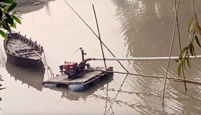 অবৈধ বালু উত্তোলন না থামায় সিরাজগঞ্জে যমুনায় অসময়ে ভাঙন অবৈধ বালু উত্তোলন না থামায় সিরাজগঞ্জে যমুনায় অসময়ে ভাঙন