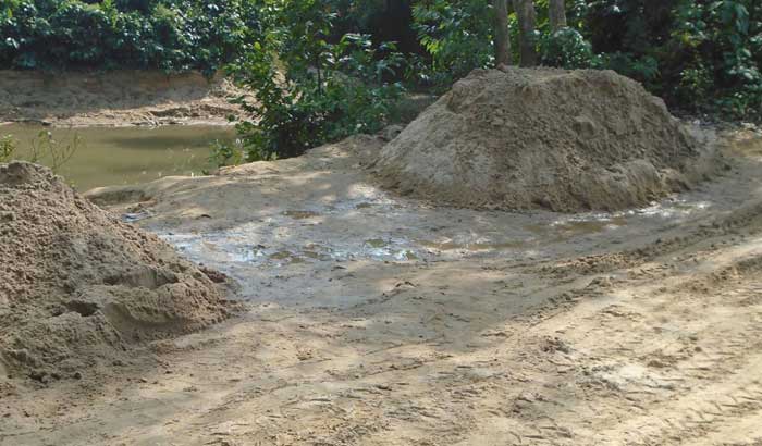 কমলগঞ্জে অবৈধভাবে পাহাড়ি ছড়ায় বালু উত্তোলন : হুমকিতে পরিবেশ কমলগঞ্জে অবৈধভাবে পাহাড়ি ছড়ায় বালু উত্তোলন : হুমকিতে পরিবেশ