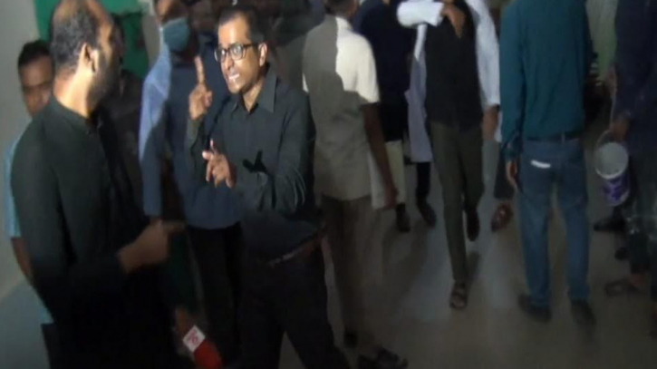 বরিশালে ৭ সাংবাদিকের ওপর চিকিৎসকদের হামলা বরিশালে ৭ সাংবাদিকের ওপর চিকিৎসকদের হামলা