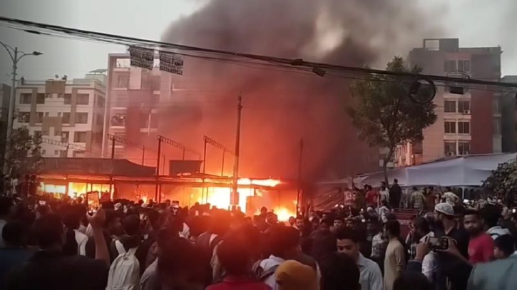 উত্তরায় কাঁচাবাজারে আগুন