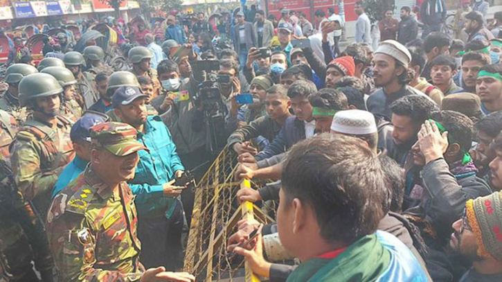 বকশীবাজারে শিক্ষার্থীদের সড়ক অবরোধ, ঘটনাস্থলে সেনাবাহিনী বকশীবাজারে শিক্ষার্থীদের সড়ক অবরোধ, ঘটনাস্থলে সেনাবাহিনী