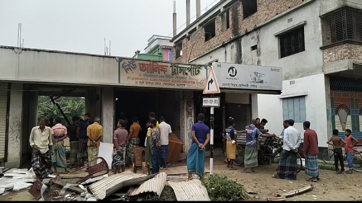 যশোর বেনাপোল ট্রান্সপোর্ট অফিসে বোমা বিস্ফোরণ যশোর বেনাপোল ট্রান্সপোর্ট অফিসে বোমা বিস্ফোরণ