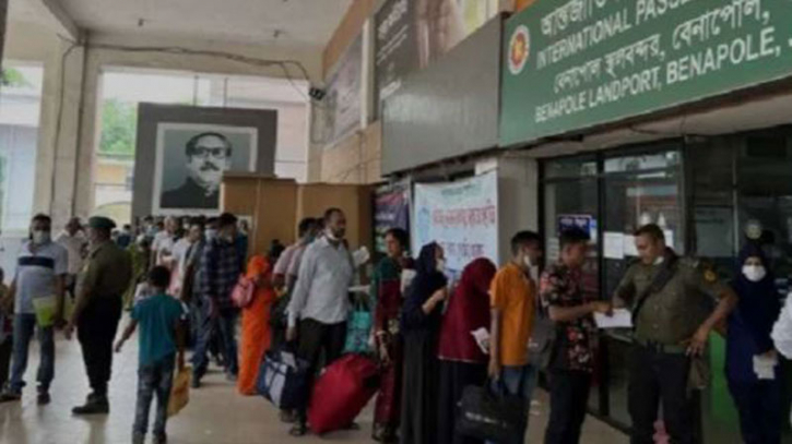 অবৈধ পথে ভারতে জেল খেটে দেশে ফিরে এলো ১২ নারী অবৈধ পথে ভারতে জেল খেটে দেশে ফিরে এলো ১২ নারী