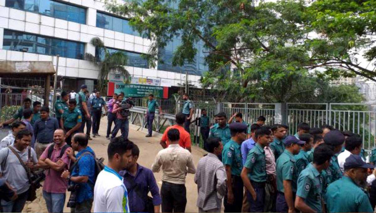 হাতিরঝিলে বিজিএমইএ ভবন ভাঙার কাজ শুরু হাতিরঝিলে বিজিএমইএ ভবন ভাঙার কাজ শুরু