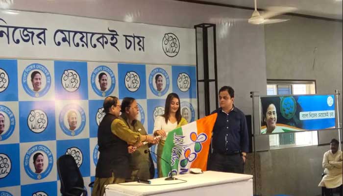 তৃণমূলে যোগ দিলেন অভিনেত্রী সায়ন্তিকা তৃণমূলে যোগ দিলেন অভিনেত্রী সায়ন্তিকা