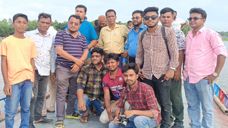 গাজীপুর সিটি প্রেসক্লাবের নৌকা ভ্রমণ অনুষ্ঠিত গাজীপুর সিটি প্রেসক্লাবের নৌকা ভ্রমণ অনুষ্ঠিত