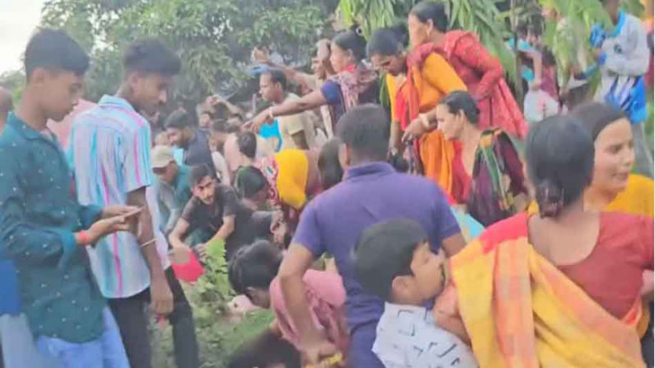 বগুড়ায় রথযাত্রায় বিদ্যুৎস্পৃষ্টে নিহত ৫ বগুড়ায় রথযাত্রায় বিদ্যুৎস্পৃষ্টে নিহত ৫