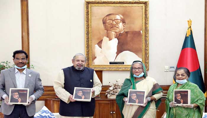 বঙ্গবন্ধুকে নিয়ে লেখা বইয়ের মোড়ক উন্মোচন করলেন প্রধানমন্ত্রী বঙ্গবন্ধুকে নিয়ে লেখা বইয়ের মোড়ক উন্মোচন করলেন প্রধানমন্ত্রী