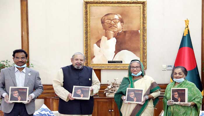 বঙ্গবন্ধুকে নিয়ে লেখা বইয়ের মোড়ক উন্মোচন করলেন প্রধানমন্ত্রী