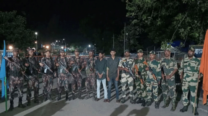 ৮ ঘণ্টা পর দুই বাংলাদেশিকে ফেরত দিল বিএসএফ ৮ ঘণ্টা পর দুই বাংলাদেশিকে ফেরত দিল বিএসএফ