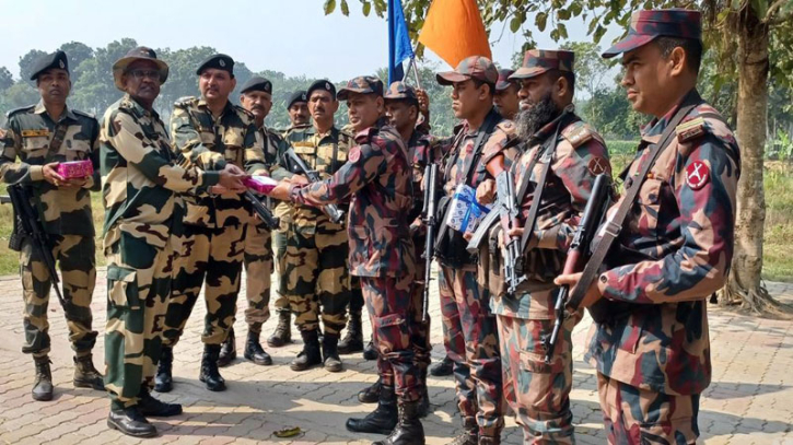 বিজিবিকে মিষ্টি খাওয়াল বিএসএফ বিজিবিকে মিষ্টি খাওয়াল বিএসএফ