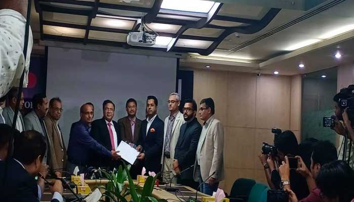 বিটিআরসিকে ১০০০ কোটি টাকার চেক দিল গ্রামীণফোন বিটিআরসিকে ১০০০ কোটি টাকার চেক দিল গ্রামীণফোন