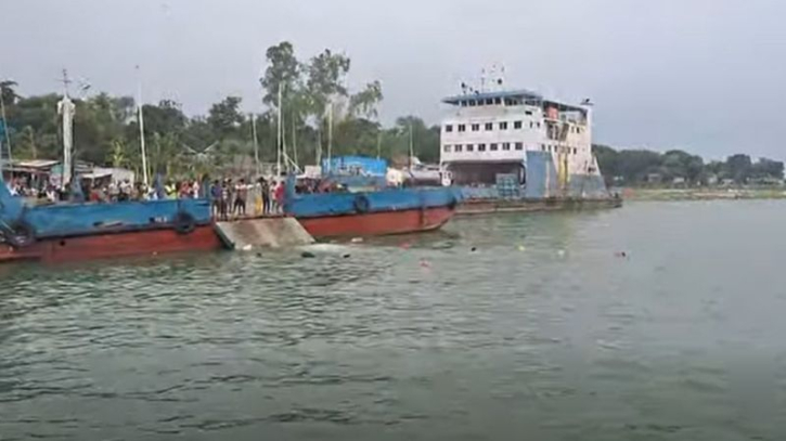 দৌলতদিয়ায় ফেরিতে উঠতে গিয়ে আবারও যাত্রীবাহী বাস নদীতে