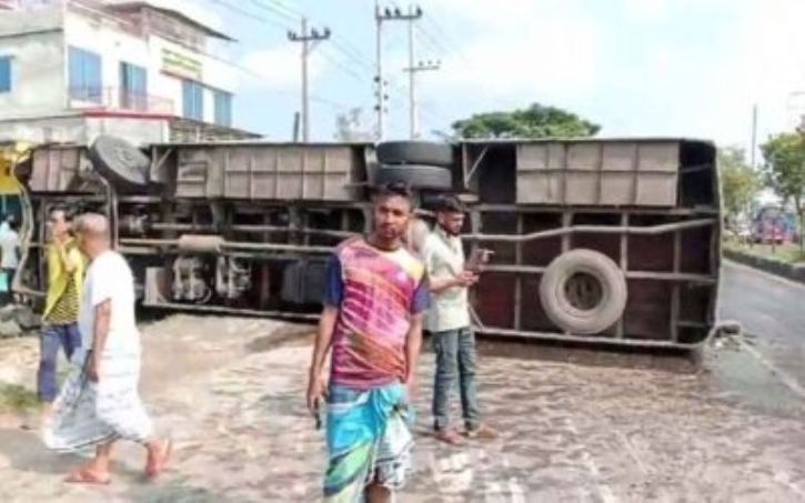 নিয়ন্ত্রণ হারিয়ে মাহিন্দ্রা ও অটোরিকশাকে ধাক্কা দিয়ে উল্টে গেল বাস, নিহত ২