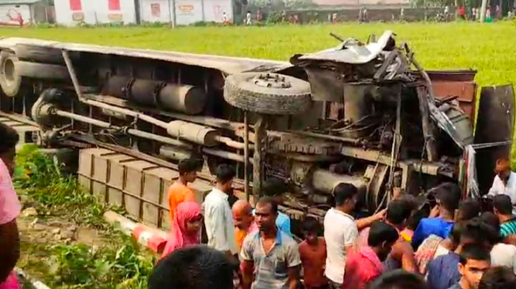 ময়মনসিংহে দুই বাসের মুখোমুখি সংঘর্ষ : নিহত ২