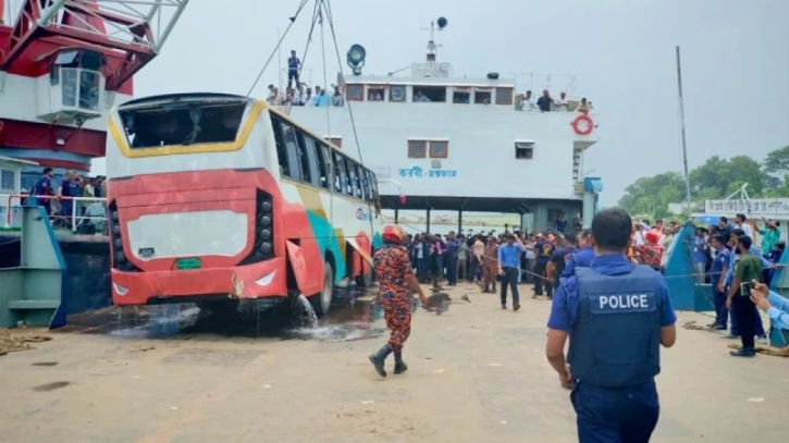পদ্মায় ডুবে যাওয়া যাত্রীবাহী বাসটি উদ্ধার