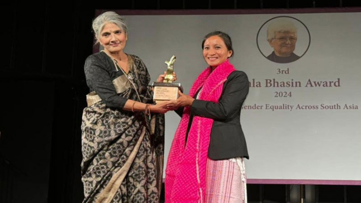 কমলা বাসিন অ্যাওয়ার্ড পেলেন দেশের প্রথম ফিফা নারী রেফারি জয়া চাকমা কমলা বাসিন অ্যাওয়ার্ড পেলেন দেশের প্রথম ফিফা নারী রেফারি জয়া চাকমা