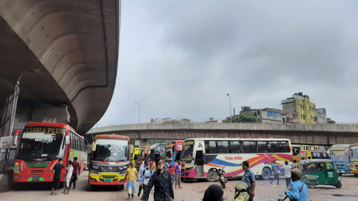 ঢাকার রাস্তায় সীমিত পরিসরে চলছে গণপরিবহন ঢাকার রাস্তায় সীমিত পরিসরে চলছে গণপরিবহন